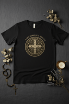 Camiseta Católica Medalha de São Bento – A Cruz Sagrada Seja Minha Luz | Pray Style - Pray Style