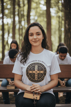 Camiseta Católica Medalha de São Bento – "A Cruz Sagrada Seja Minha Luz" | Pray Style - Pray Style