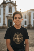 Camiseta Católica Medalha de São Bento – A Cruz Sagrada Seja Minha Luz | Pray Style - Pray Style